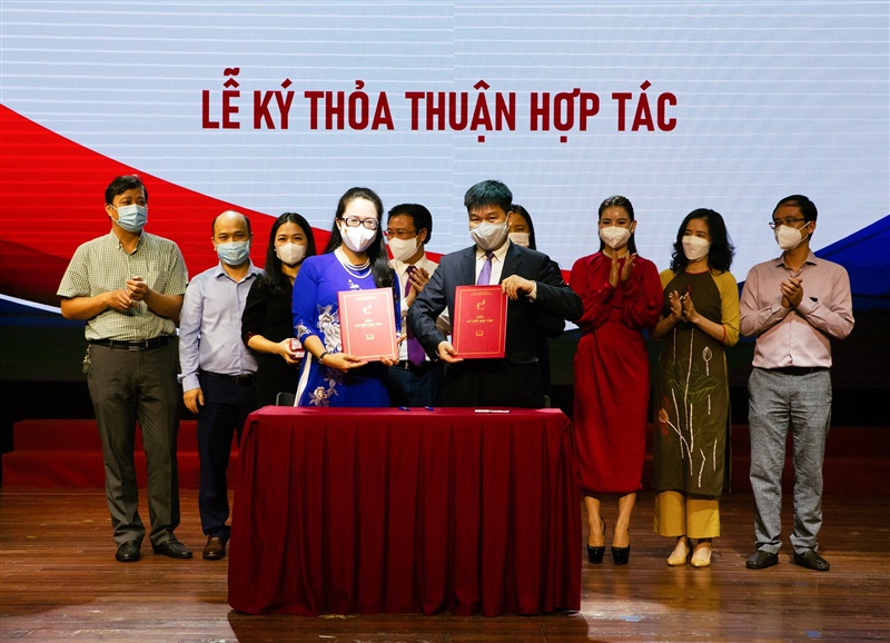Buổi lễ ký kết giữa Trường cao đẳng nghệ thuật Hà Nội với Trung tâm giao lưu Quốc tế 